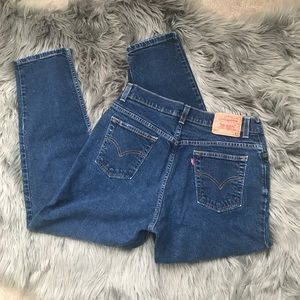 Levi’s 550 medium blue tapered leg jeans 💕